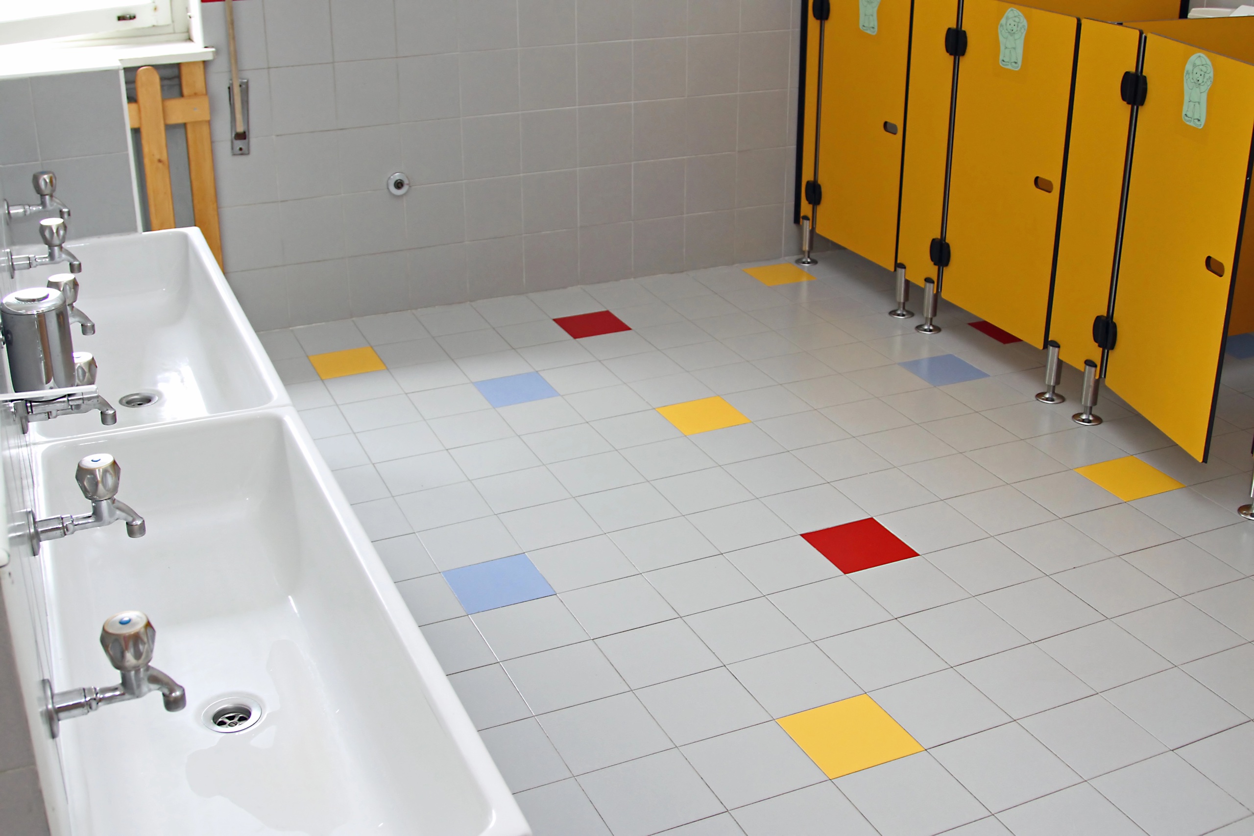 Sauberer Kindergarten Waschraum mit bunten Fliesen